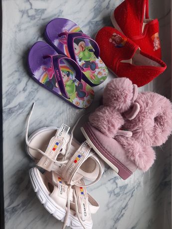 Набір дитячого взуття, тапки, сандалі на дівчинку