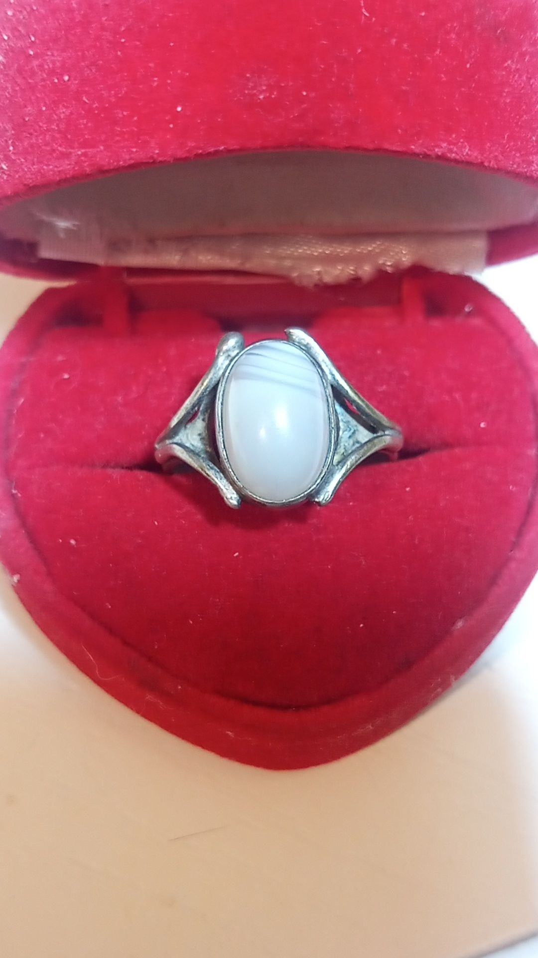 Stary srebrny pierścionek z białym oczkiem sygnowany