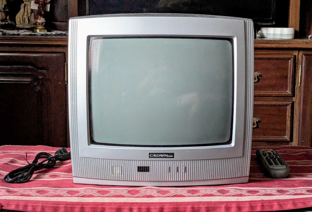 Televisão CRT CROWNJapan com comando 14” (ótimo estado, retro vintage)