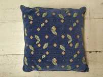 Almofada decorativa azul com desenhos
