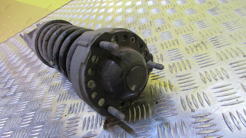 Пневмостойка VW Touareg NF FL стійка пневма стойка туарег передня ліва