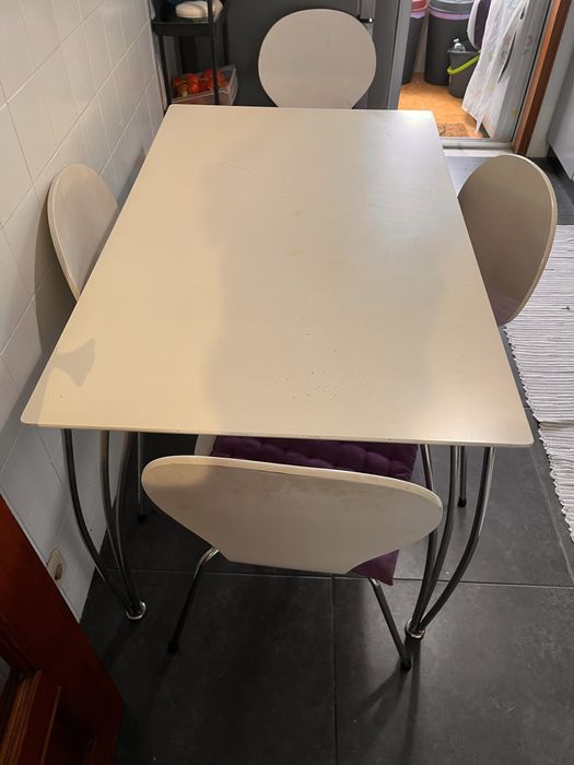 Vendo mesa com 4 cadeiras