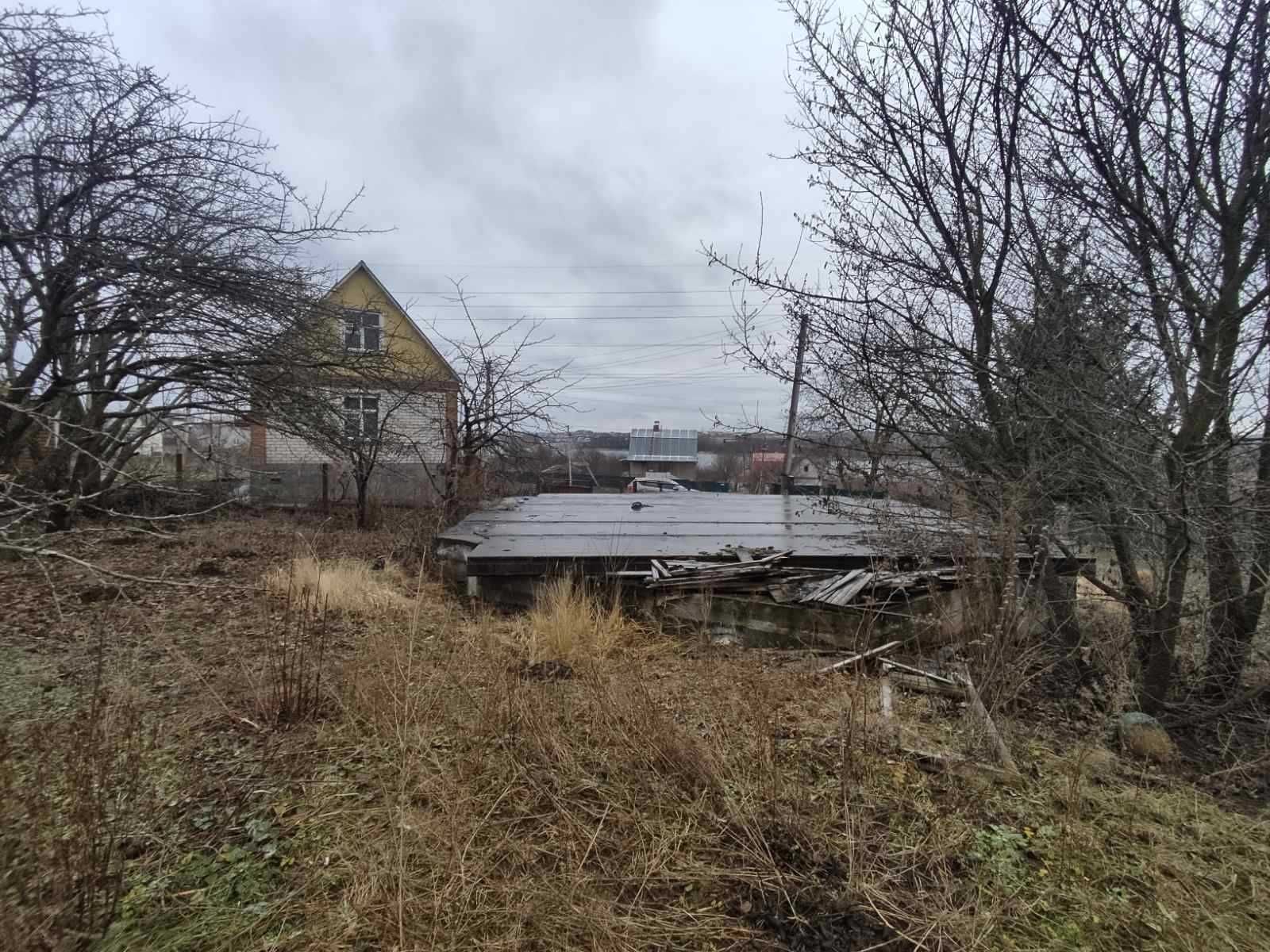 Земельна ділянка з цокольним приміщенням