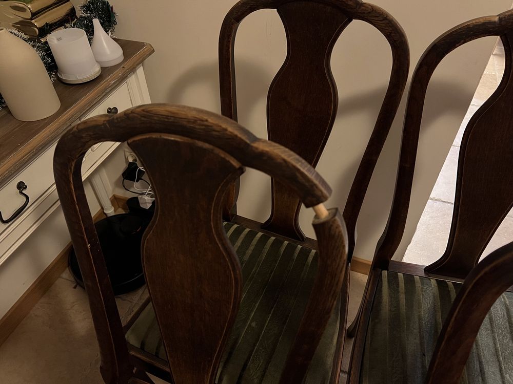 Zabytkowy stół z krzesłami początku XX wieku