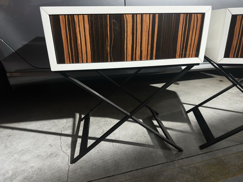 Duas mesinhas cabeceira como novas