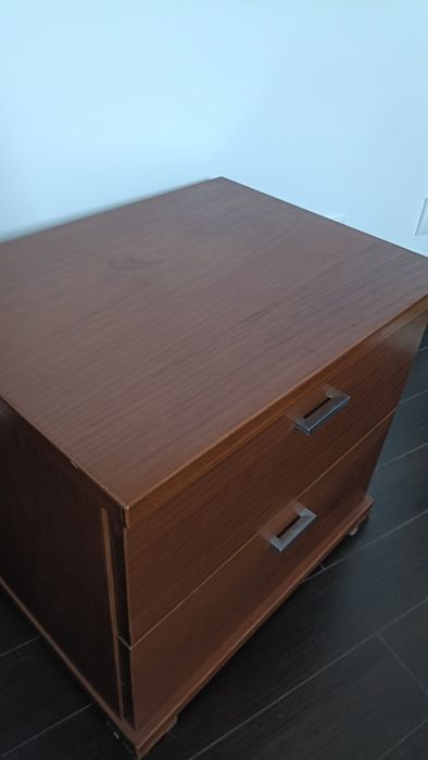 Mesa de cabeceira em madeira maciça cor de cerejeira