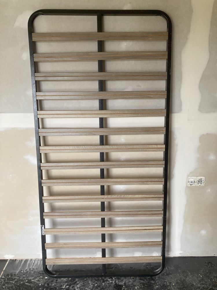 Estrado de solteiro com 4 pés  (140x1,95)