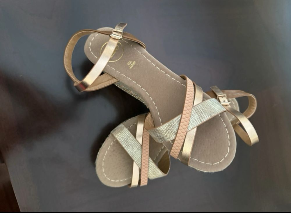 Sandalias douradas Exé