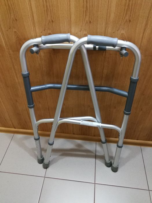 Ходунки памперсы салфетки предметы для ухода за пожилыми людьми