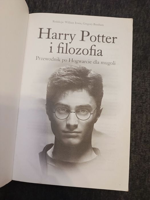 Harry Potter i filozofia, zawiera omówienia wszystkich książek