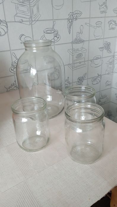 Банки трьох ,, пів -літрові,,літрові.