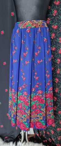 Góralska spódnica z silki- wzór kwiatowy na niebieskim tle