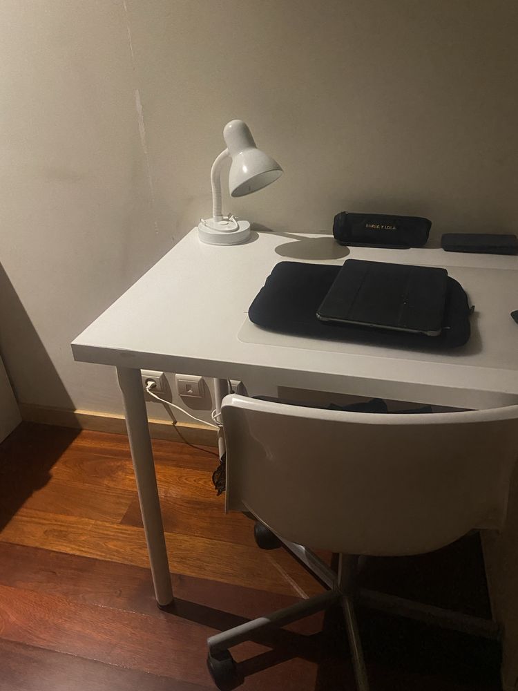Secretaria com cadeira