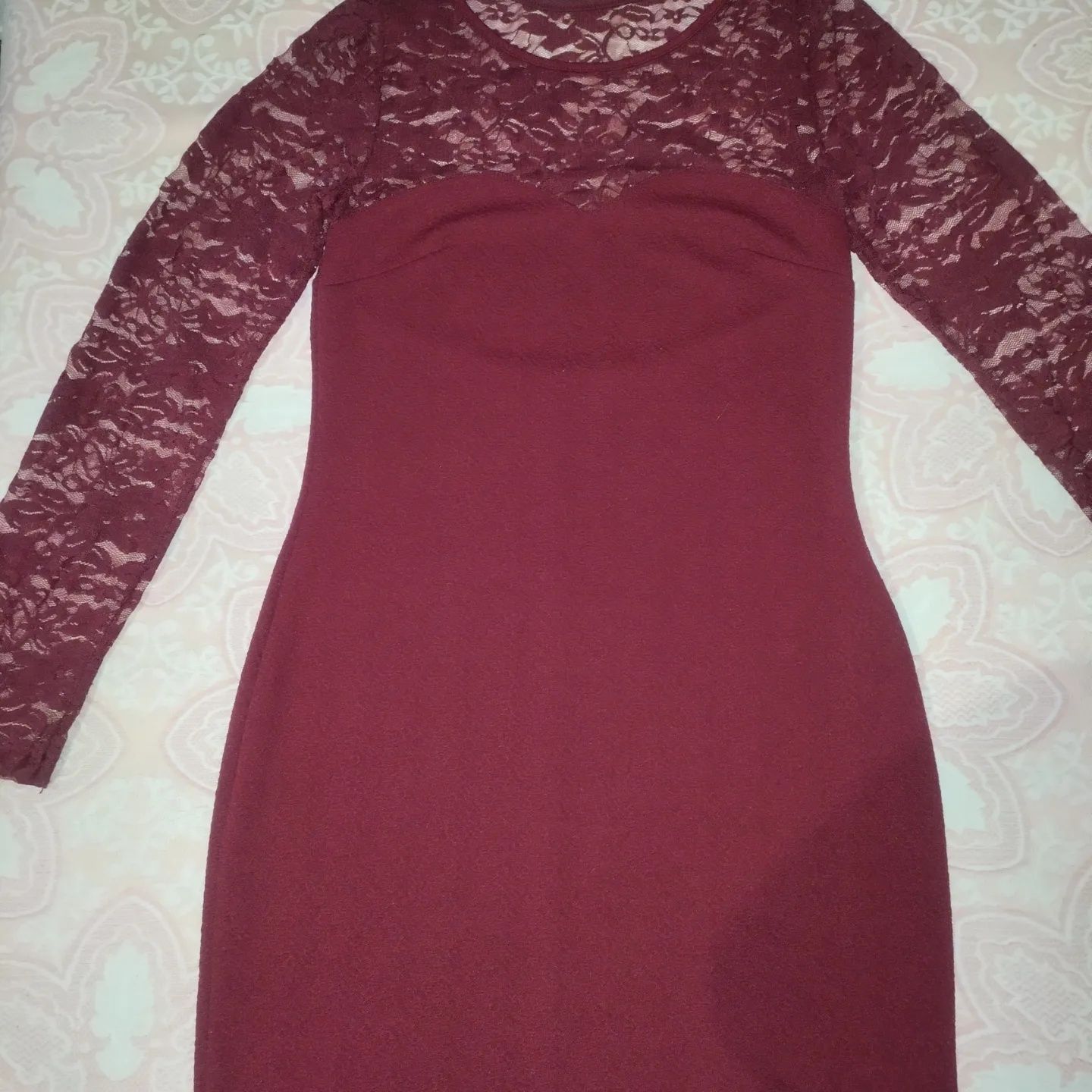 Vestido bordo rendado