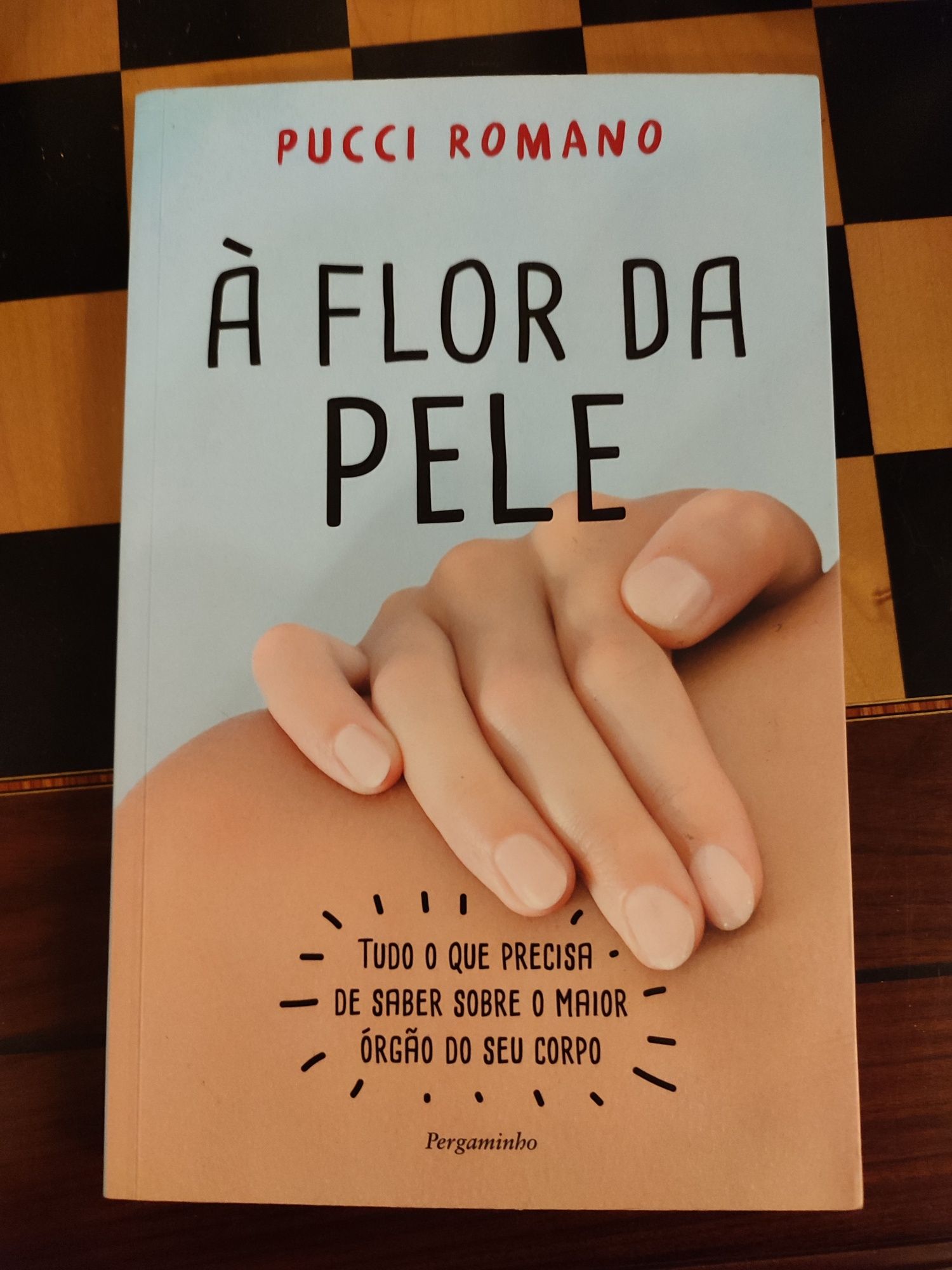 Livro "À Flor da Pele", de Pucci Romano