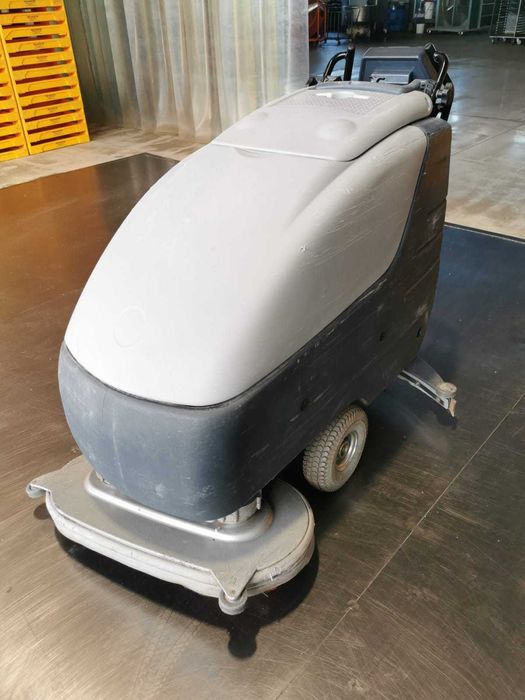 automat szorująco - zbierający  Nilfisk Advance Ba 650 s