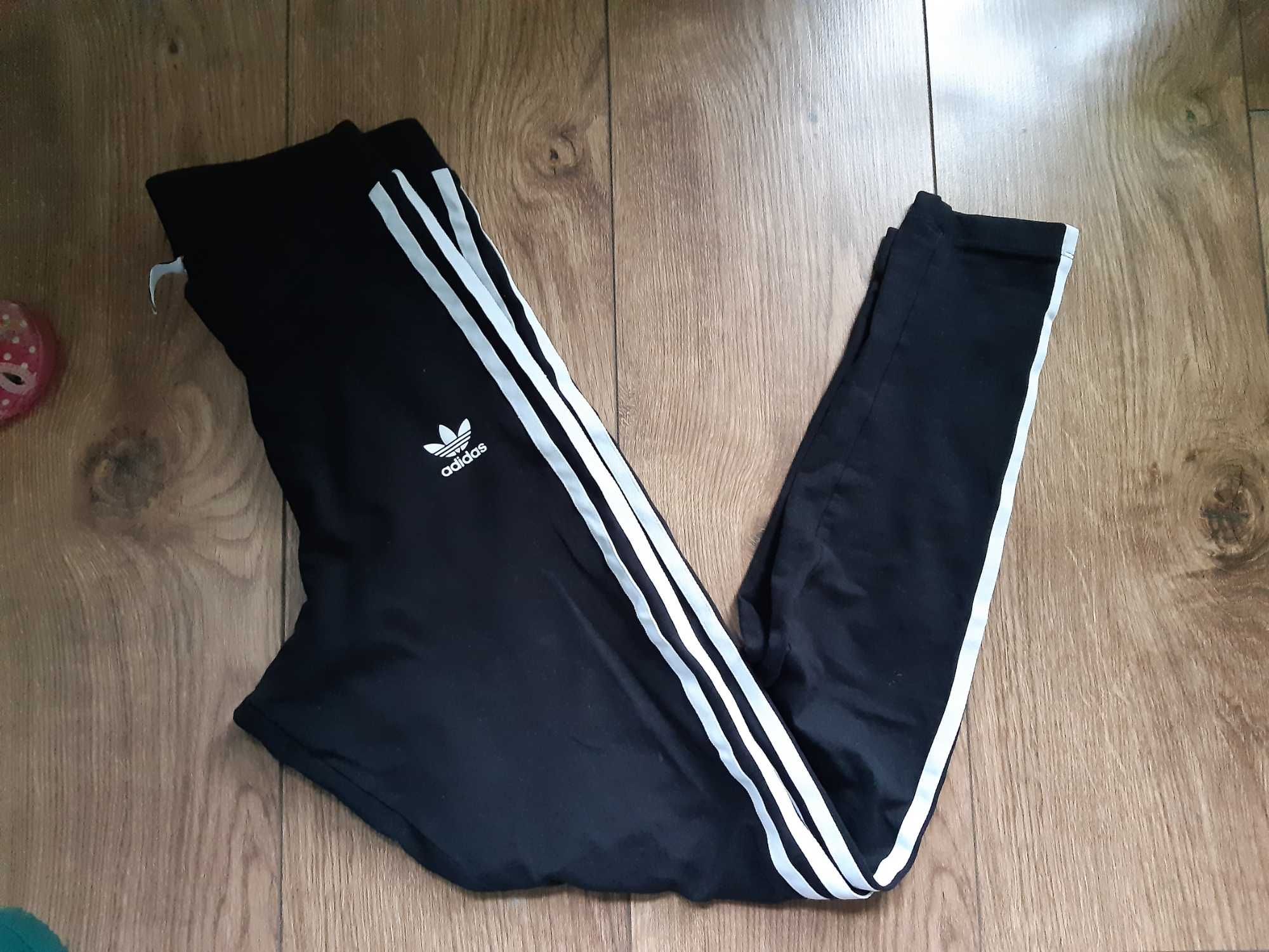 Czarne legginsy addidas z wyższym stanem