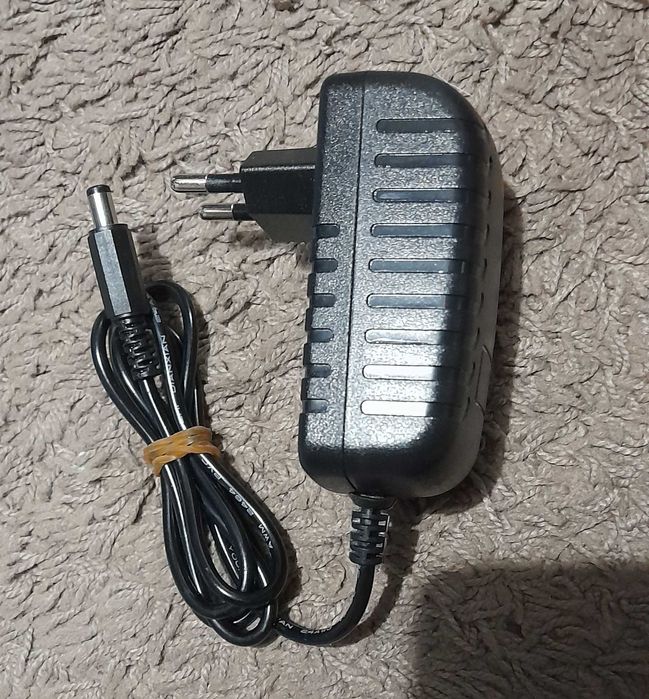Universal AC/DC  24V, 2A.