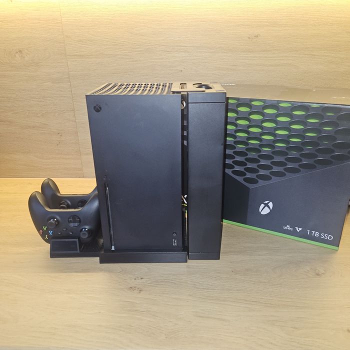 X box series x z napędem 1tb z 2 padami stacja dokujaca pudełko