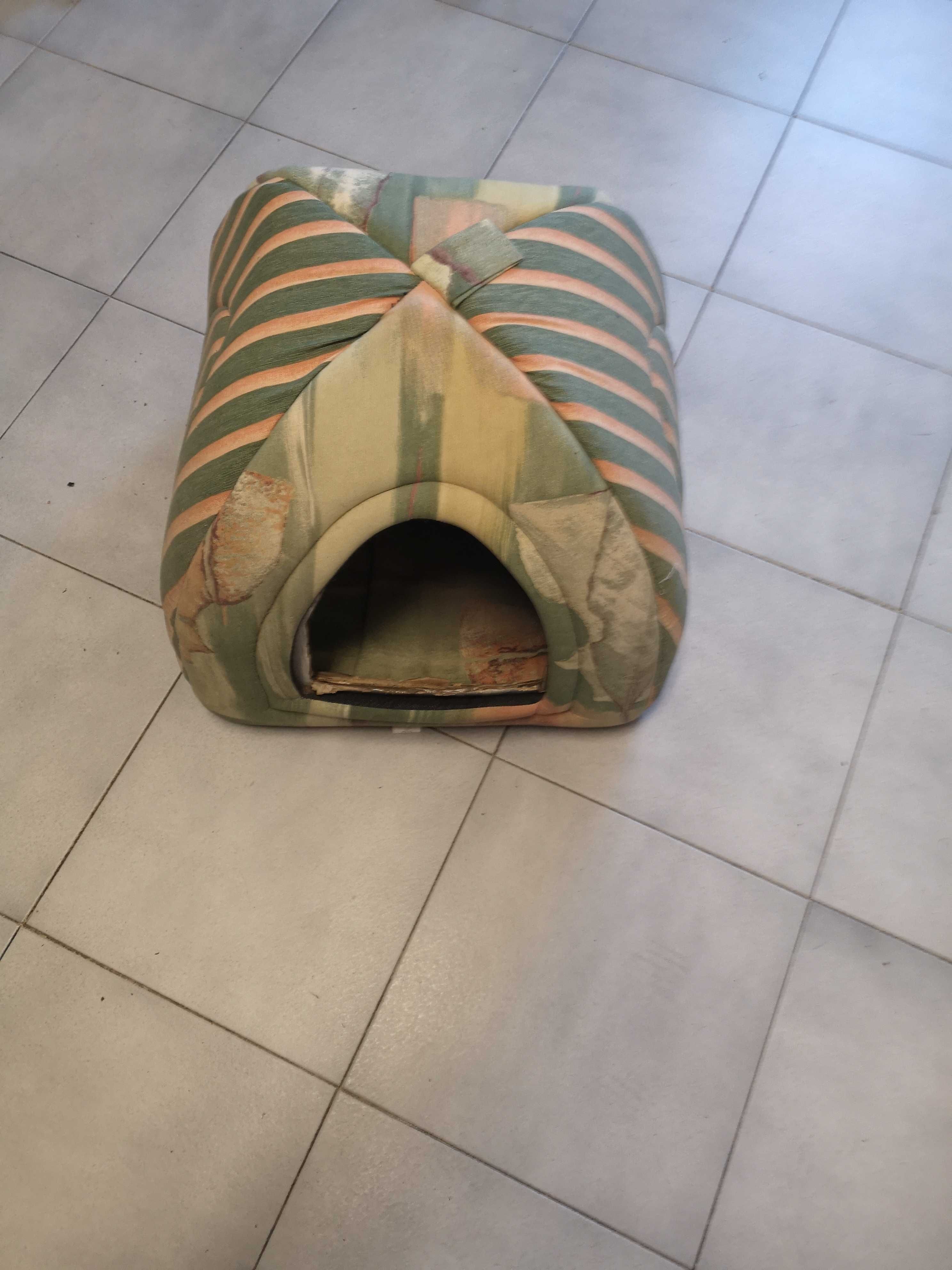 Vendo casota para cão, raça pequena.