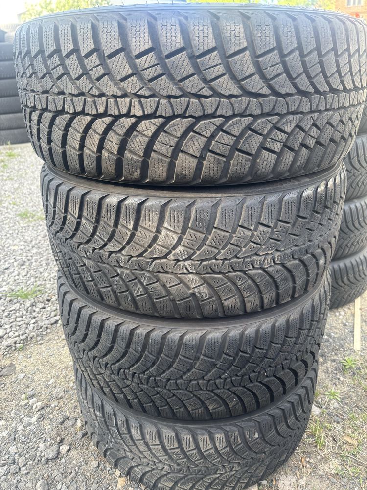 Komplet opon zimowych 225/45 R17 kumho
