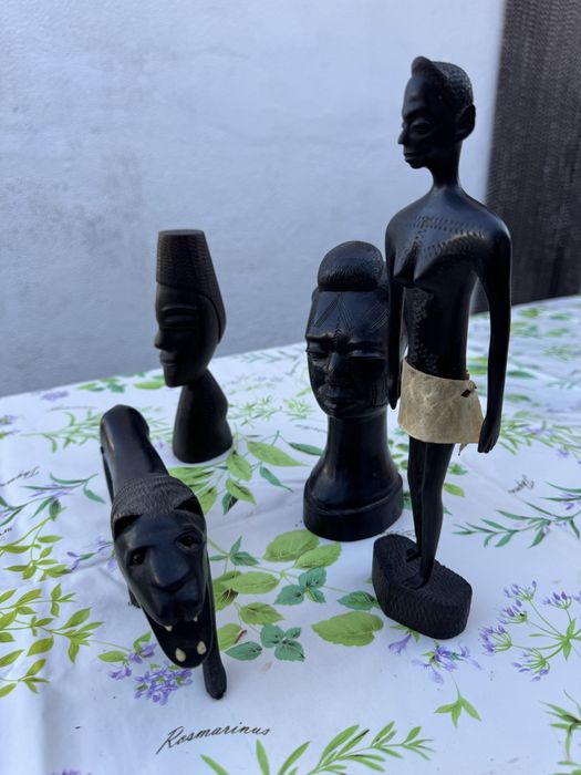 Estatuas africanas em madeira
