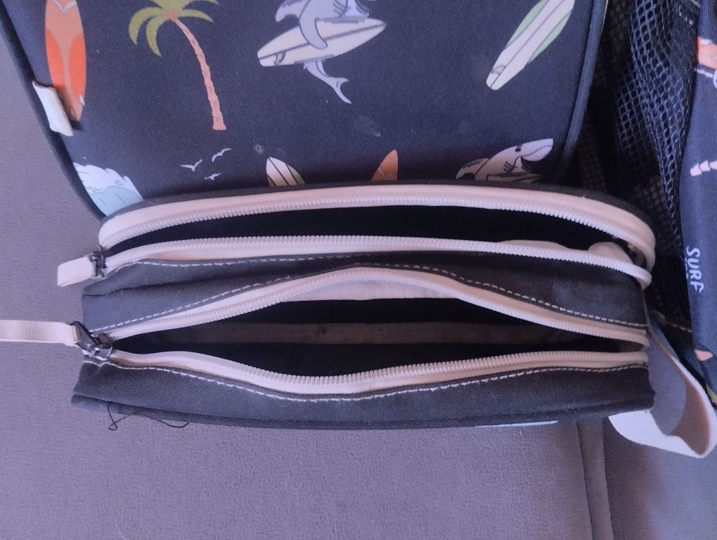 Conjunto mochila escolar, lancheira e estojo