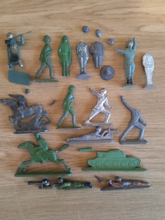 Солдатики поломанные