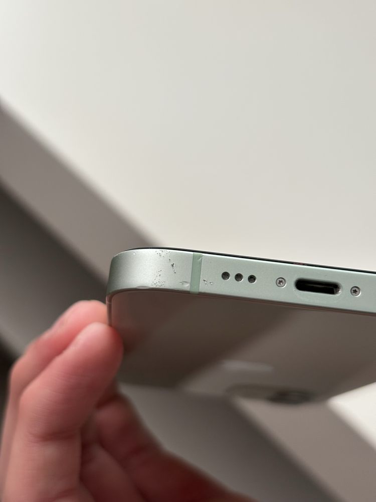 iPhone w idealnym stanie, z drobnymi defektami na obudowie