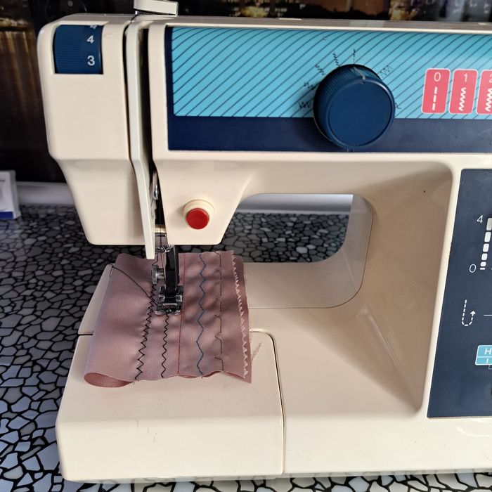 Продам  японську  швейну машинку  MINI  Jaguar