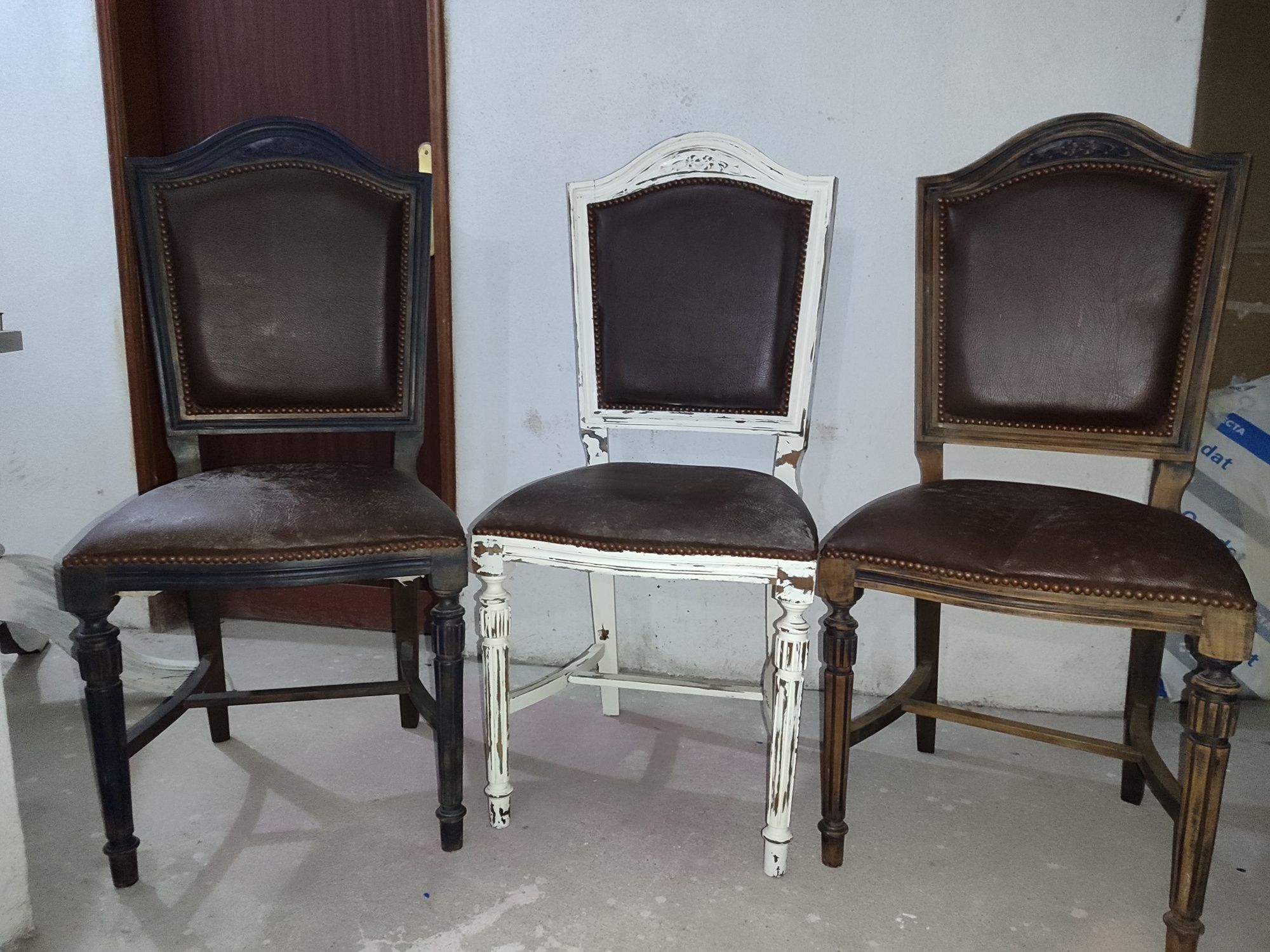 Vendo Três cadeiras.