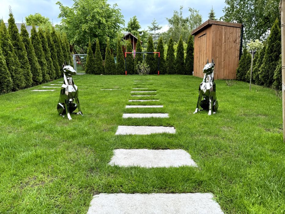 Rzeźba Dobermana ze stali nierdzewnej – ręczna robota