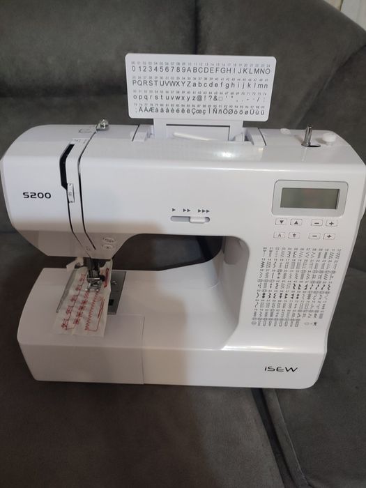 Продам компьютерную швейную машинку.