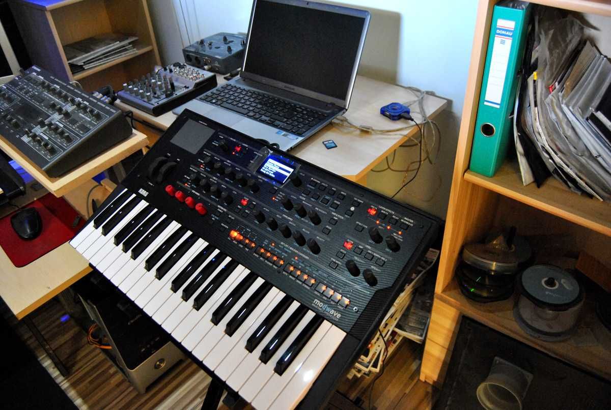 Syntezator Korg Modwave. Folia na wyświetlaczu. Wavetable. Brzmienia
