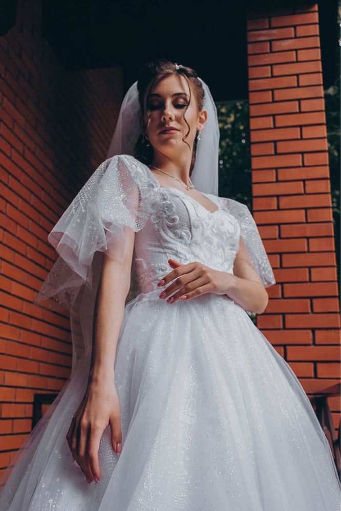 Весільна сукня із шлейфом. Сукня з камінням