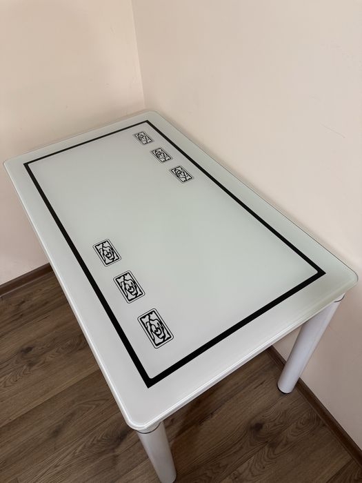 Стіл кухоннний , склянний 1000*6000*7500