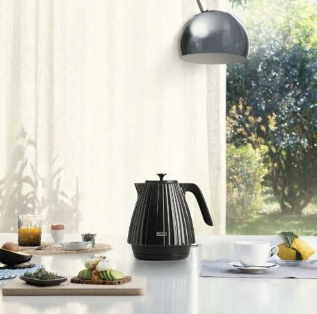 Czajnik elektryczny De'Longhi Ballerina KBD2001.BK 1.7 l 2000 W czarny