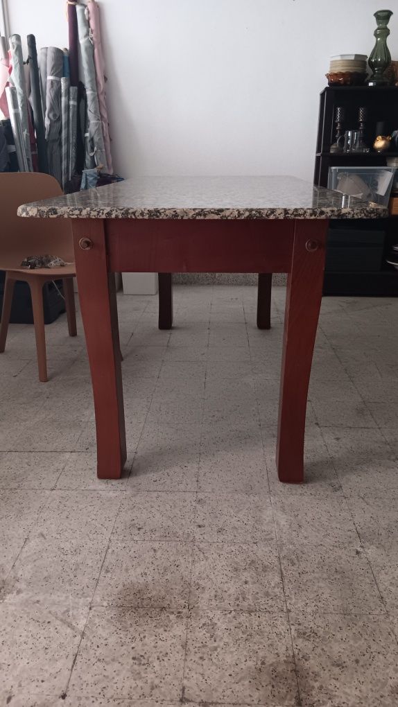 Mesa com tampo em pedra