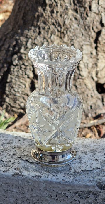 Pequena jarra decorativa com pé em prata