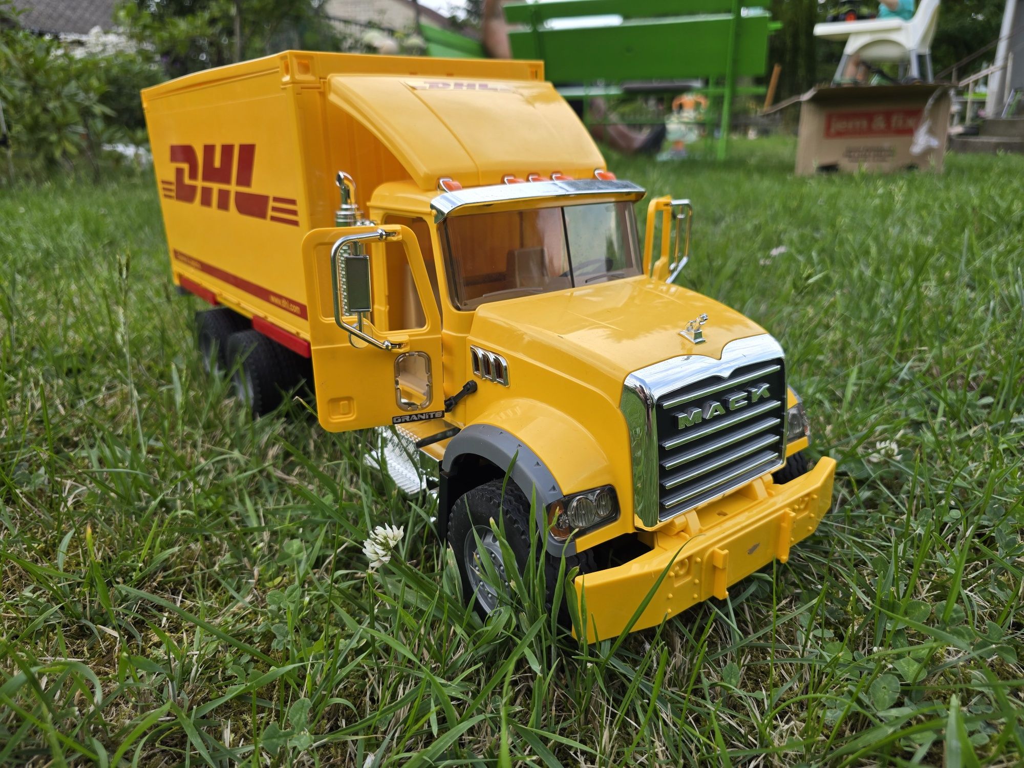 Bruder 02819 Mack DHL