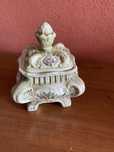 Ceramiczna szkatulka vintage z motywem kwiatowym