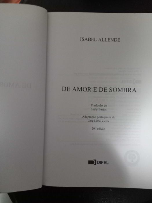 Livro " De amor e de sombra" de Isabel Allende