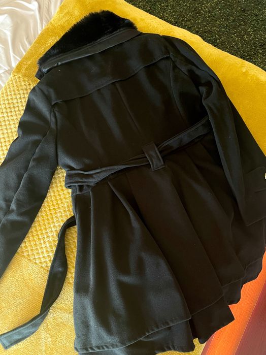 Sobretudo feminino plissado em preto