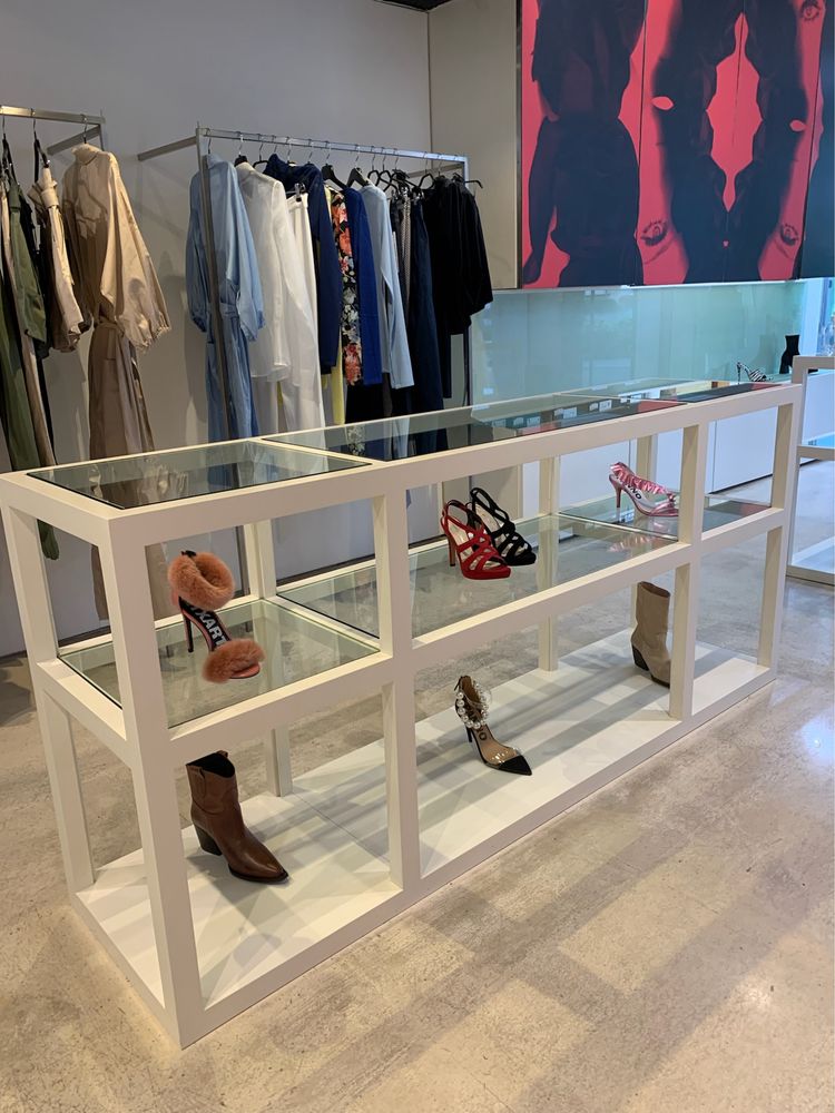 Vitrine em madeira lacada a branco
