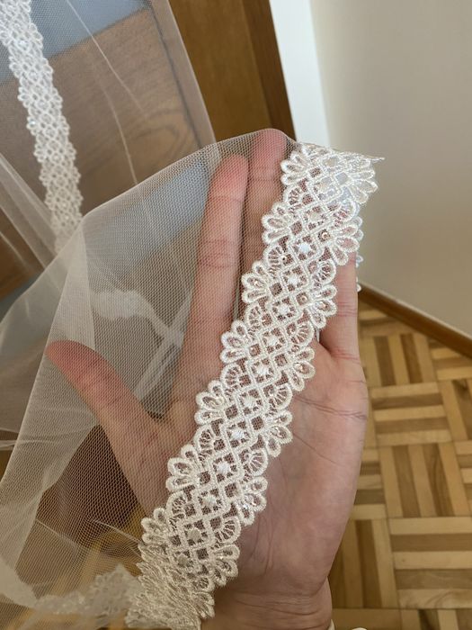 Welon ślubny z tiulu z wykonczeniem