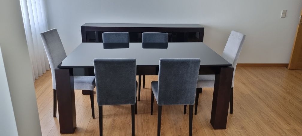 Mesa de sala de jantar com cadeiras