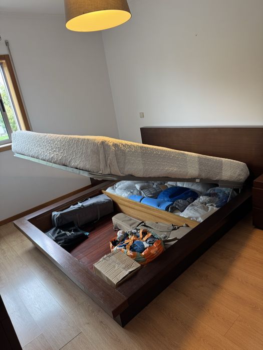 Cama casal madeira macica com arrumos + 2 mesas cabeceira