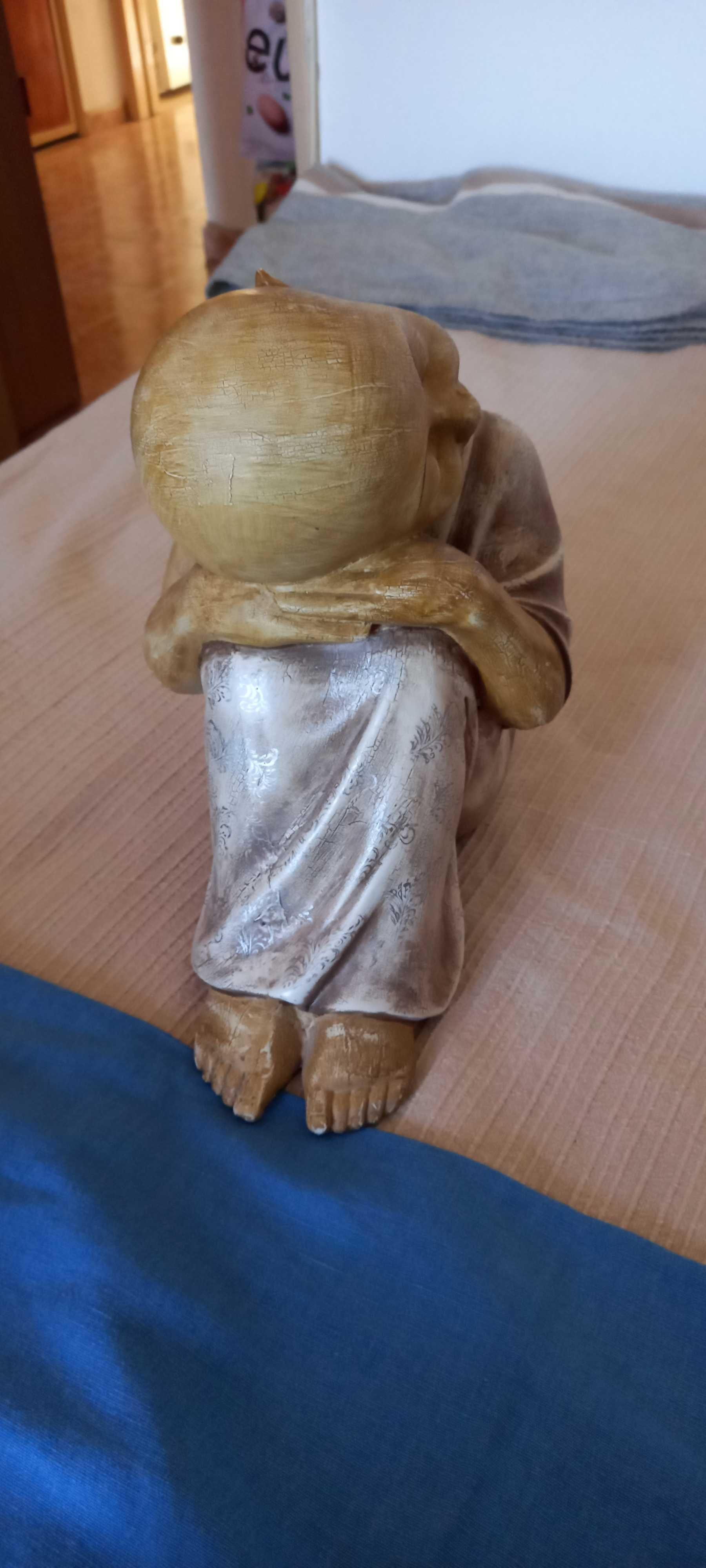 Estátua de pequeno buda a meditar