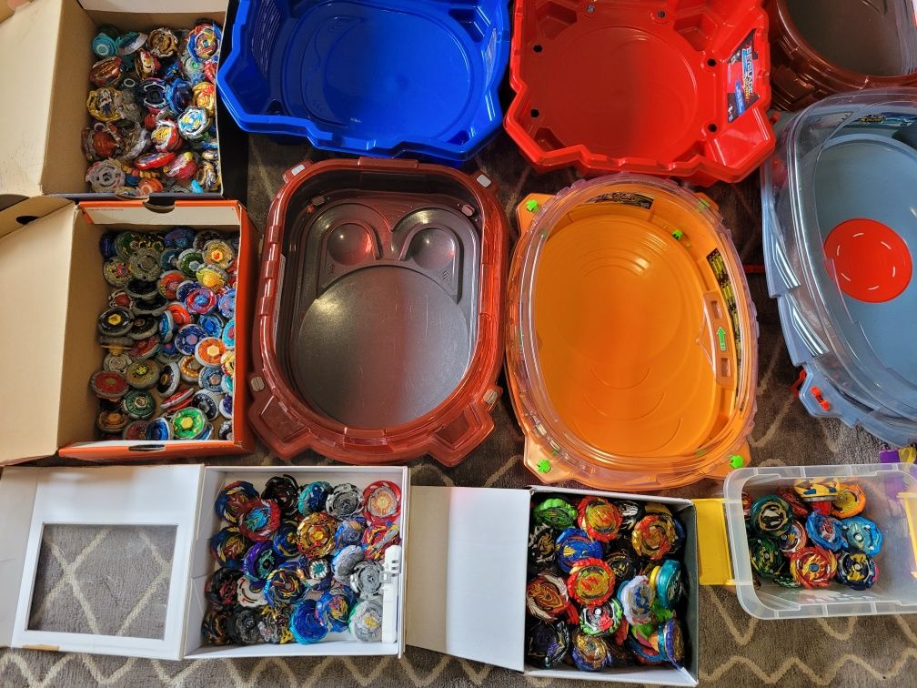 Enorme Coleção de Beyblades a venda