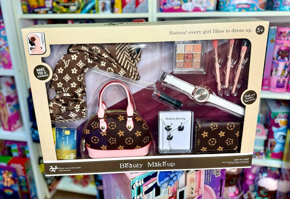 Подарунковий набір косметики та аксесуарів для дівчинки